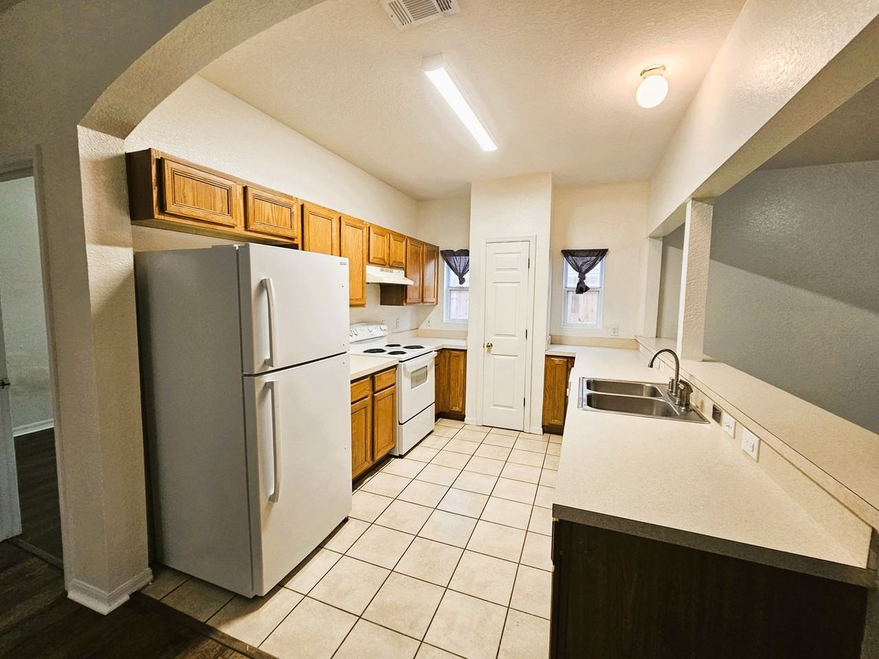 1004 Park Central Cir - Photo 4 of 15