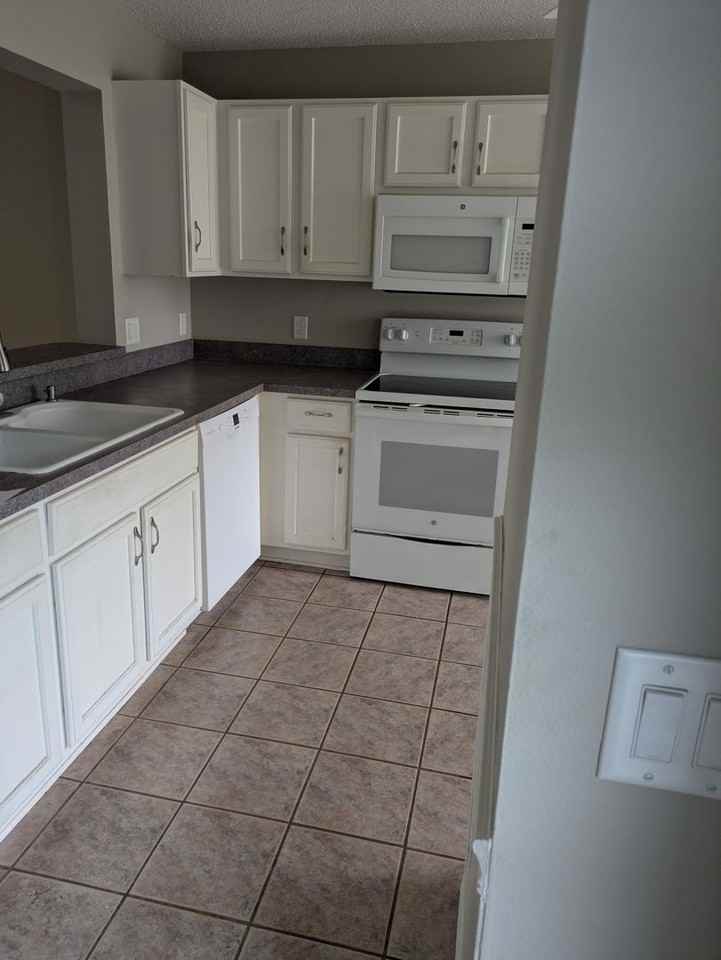 866 Oak Forest Dr - Photo 2 of 34