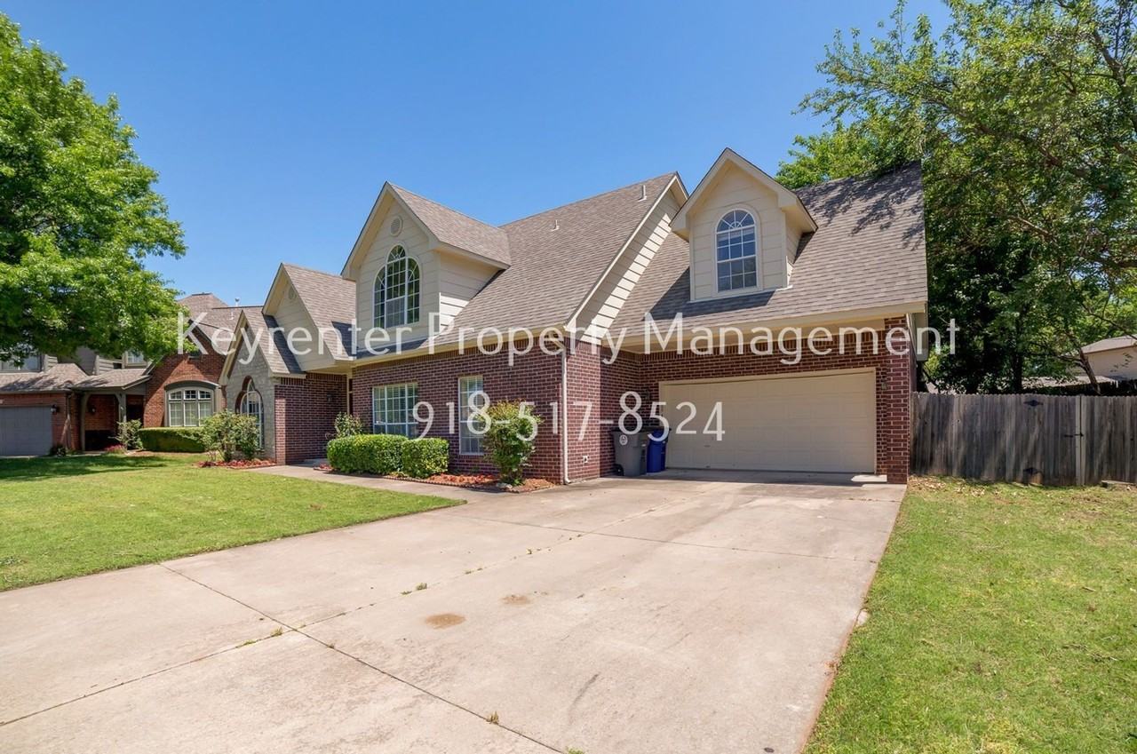 10119 S College Pl - Photo 2 of 38