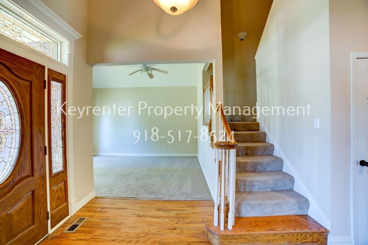 10119 S College Pl - Photo 3 of 38