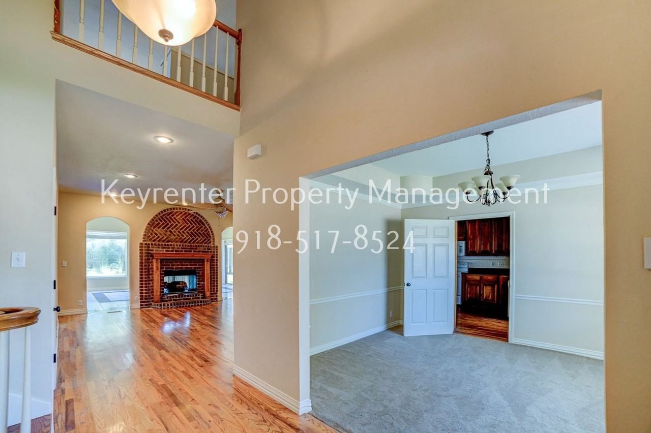10119 S College Pl - Photo 4 of 38