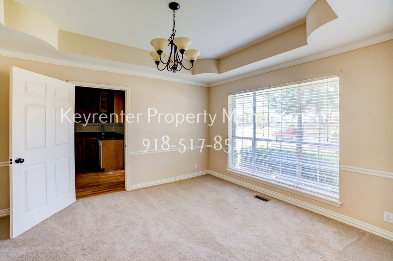10119 S College Pl - Photo 6 of 38