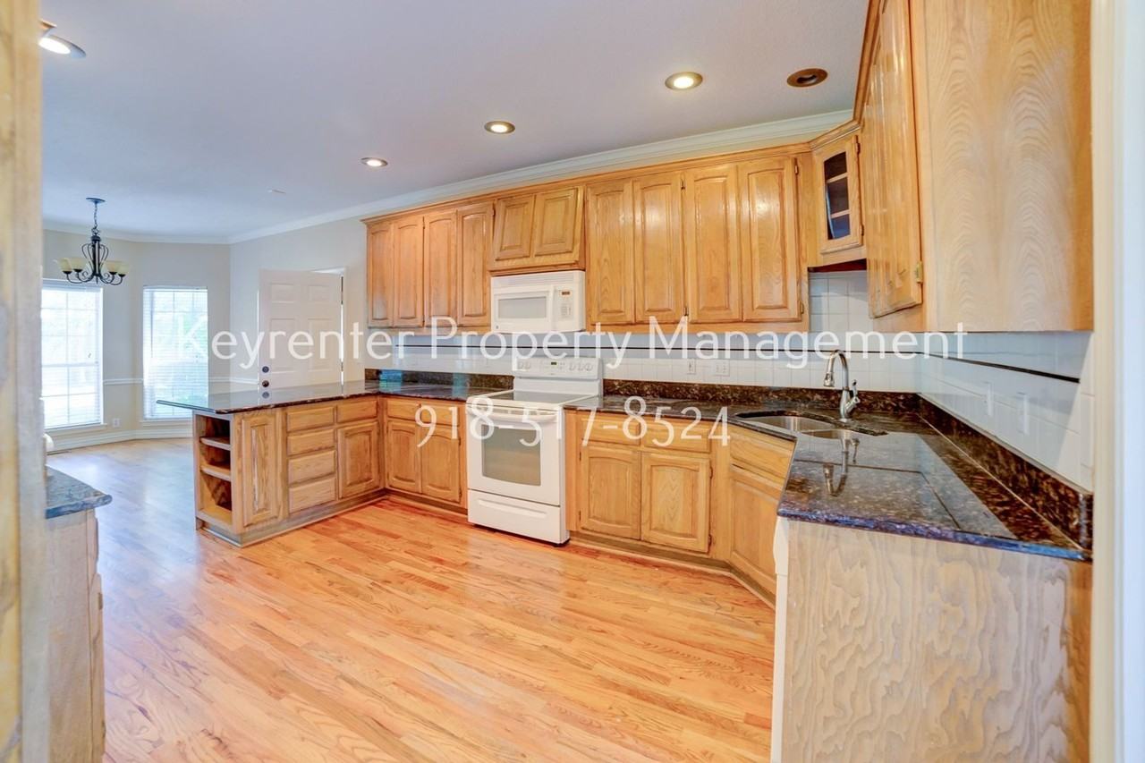 10119 S College Pl - Photo 7 of 38