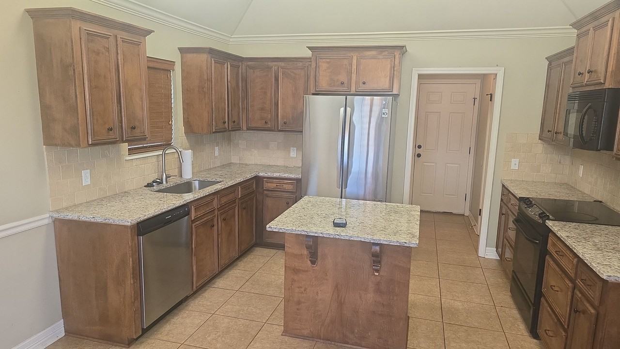 5024 General Polk Dr - Photo 6 of 40