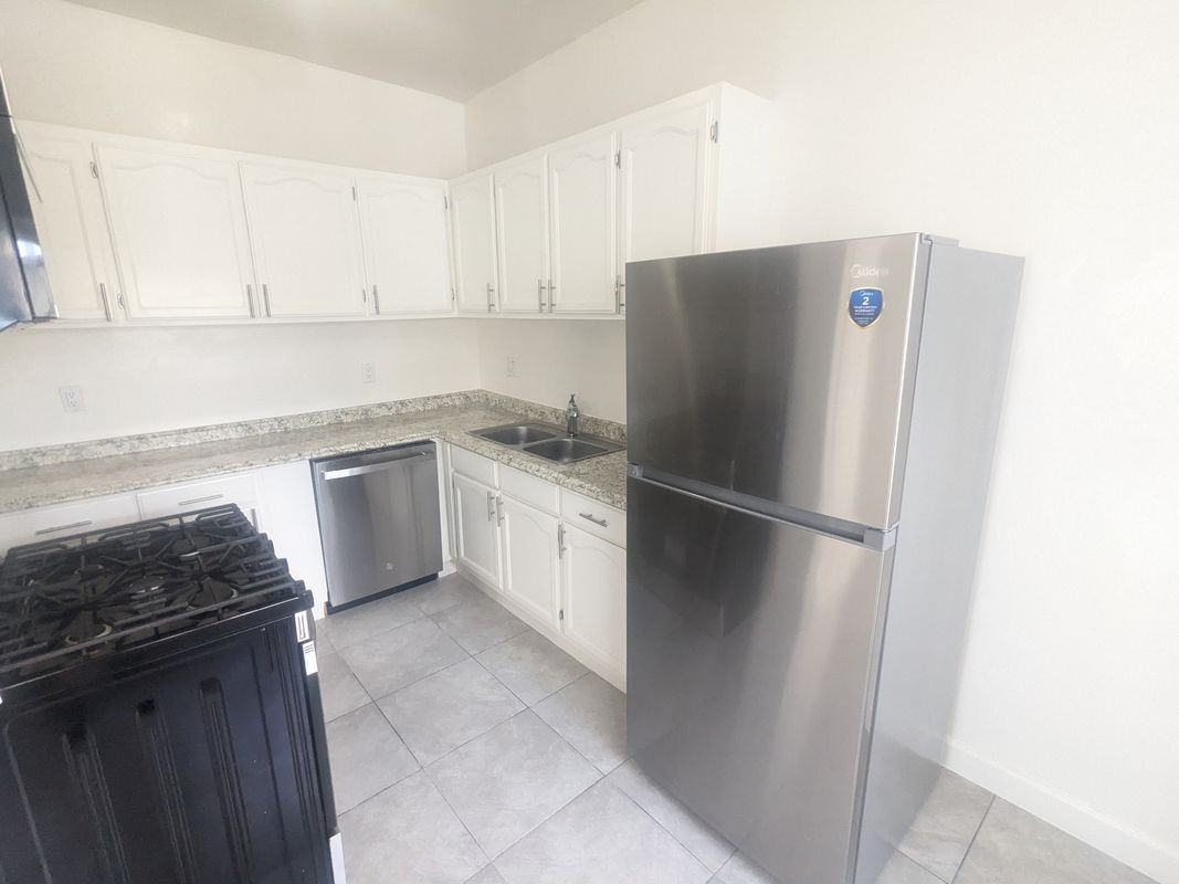 1152 Gordon St ##3 - Photo 4 of 14