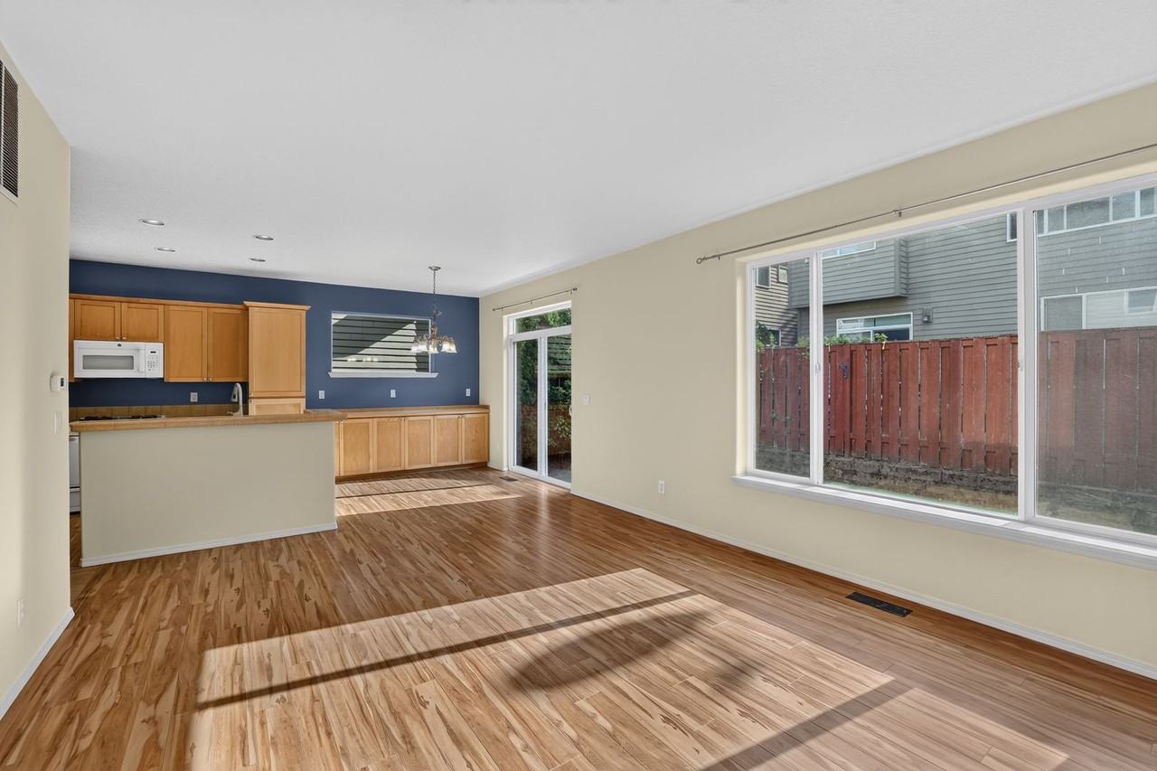 472 Ne 60th Ave - Photo 3 of 16