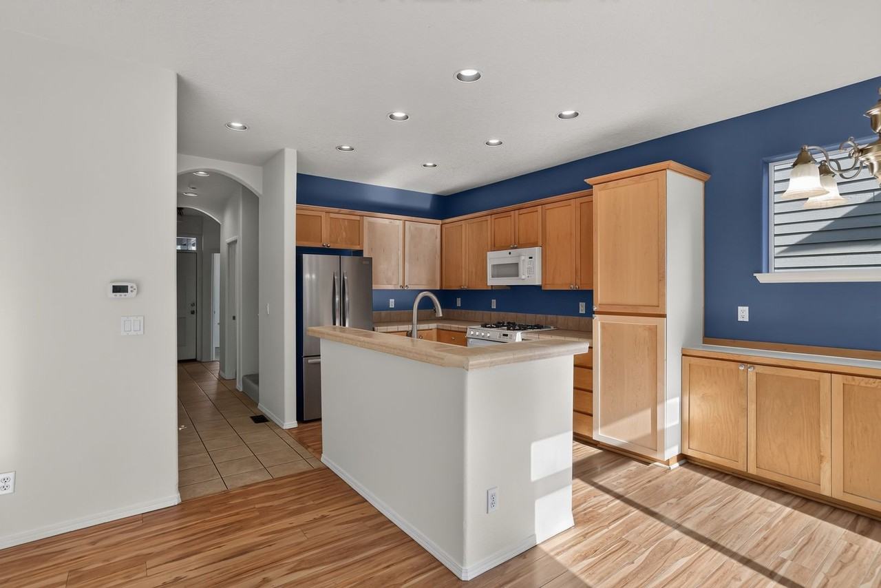 472 Ne 60th Ave - Photo 4 of 16