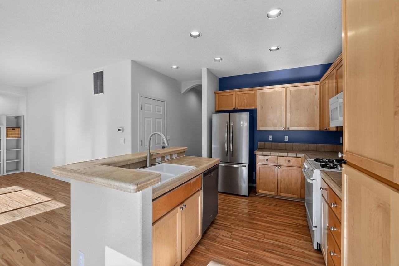 472 Ne 60th Ave - Photo 5 of 16