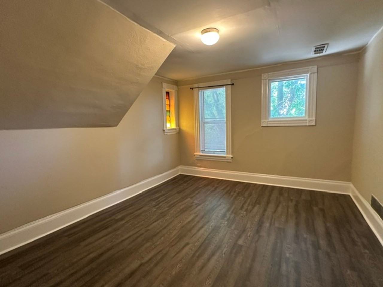 $1395 – 2 BR, 1 BA Upper Flat in an 1800’s Victorian Home - Photo 2 of 10