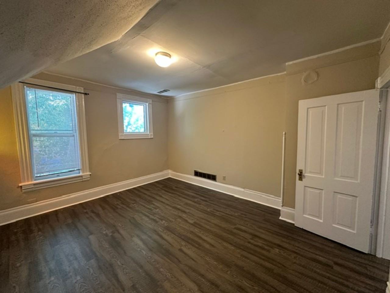$1395 – 2 BR, 1 BA Upper Flat in an 1800’s Victorian Home - Photo 3 of 10