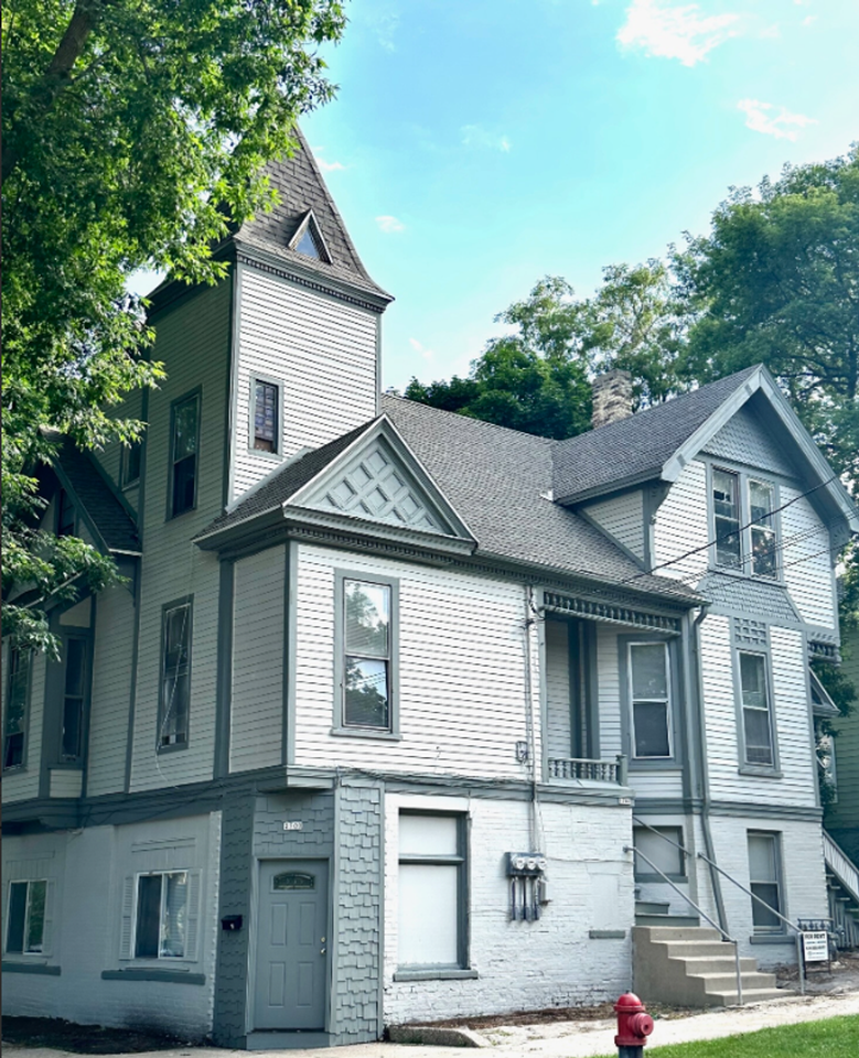 $1395 – 2 BR, 1 BA Upper Flat in an 1800’s Victorian Home - Photo 4 of 10
