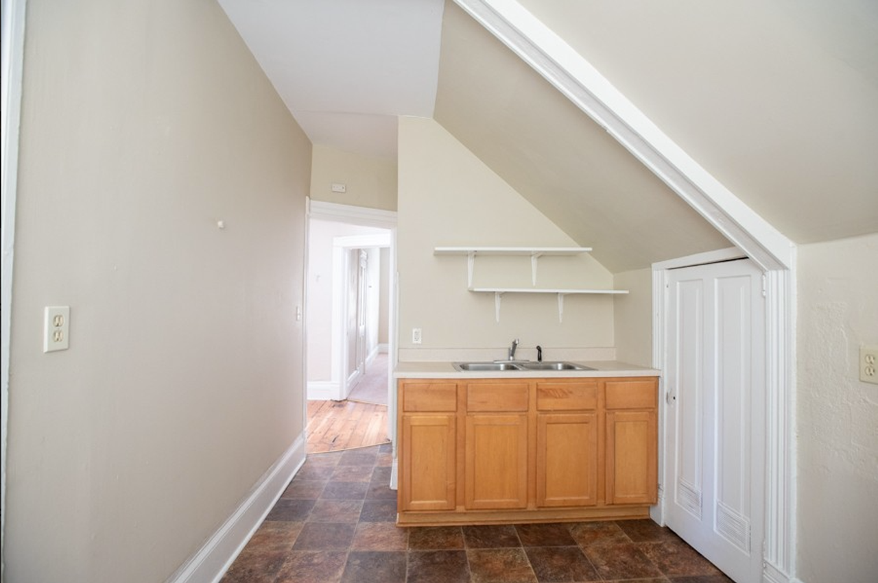 $1395 – 2 BR, 1 BA Upper Flat in an 1800’s Victorian Home - Photo 5 of 10