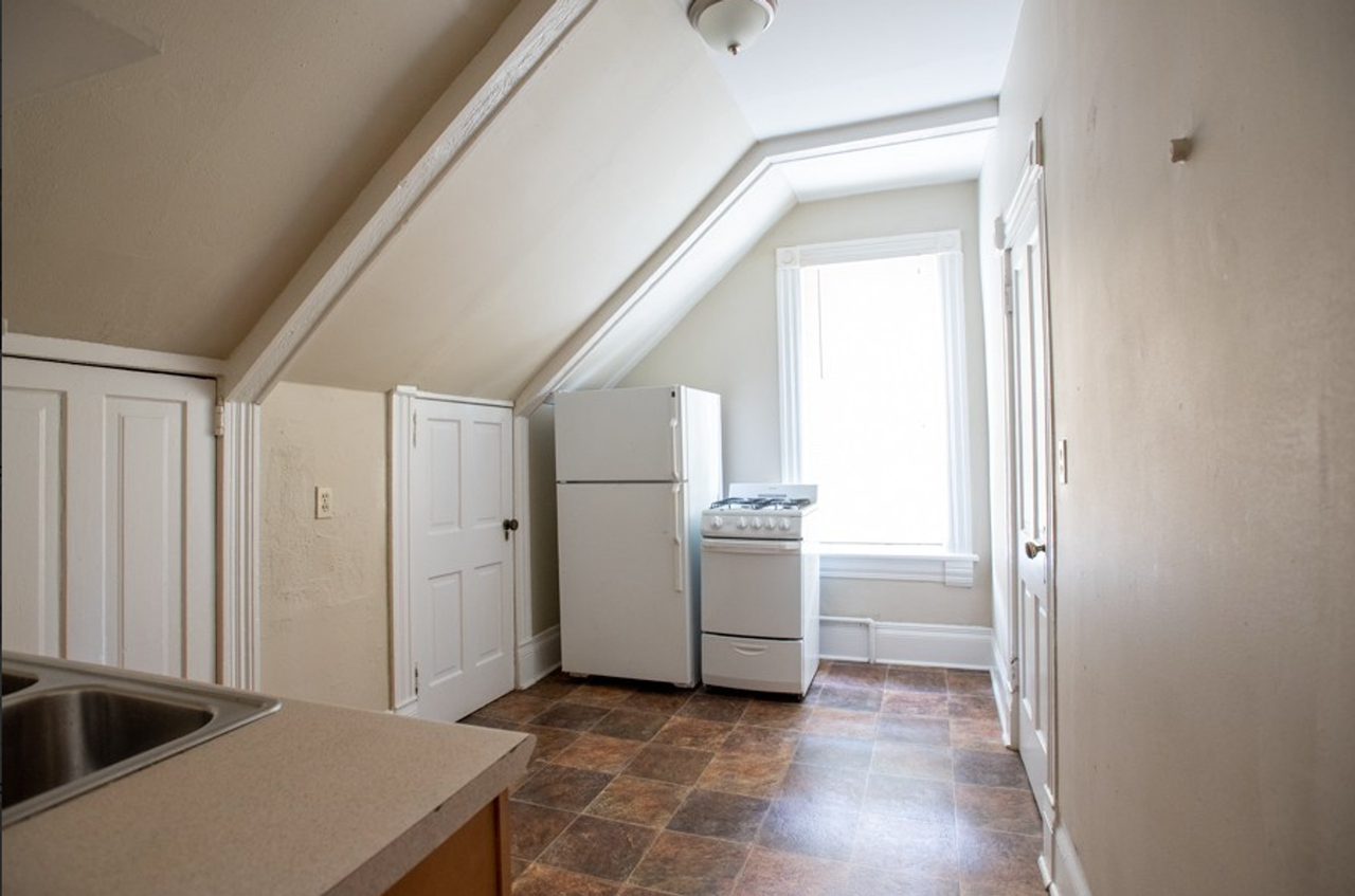 $1395 – 2 BR, 1 BA Upper Flat in an 1800’s Victorian Home - Photo 6 of 10