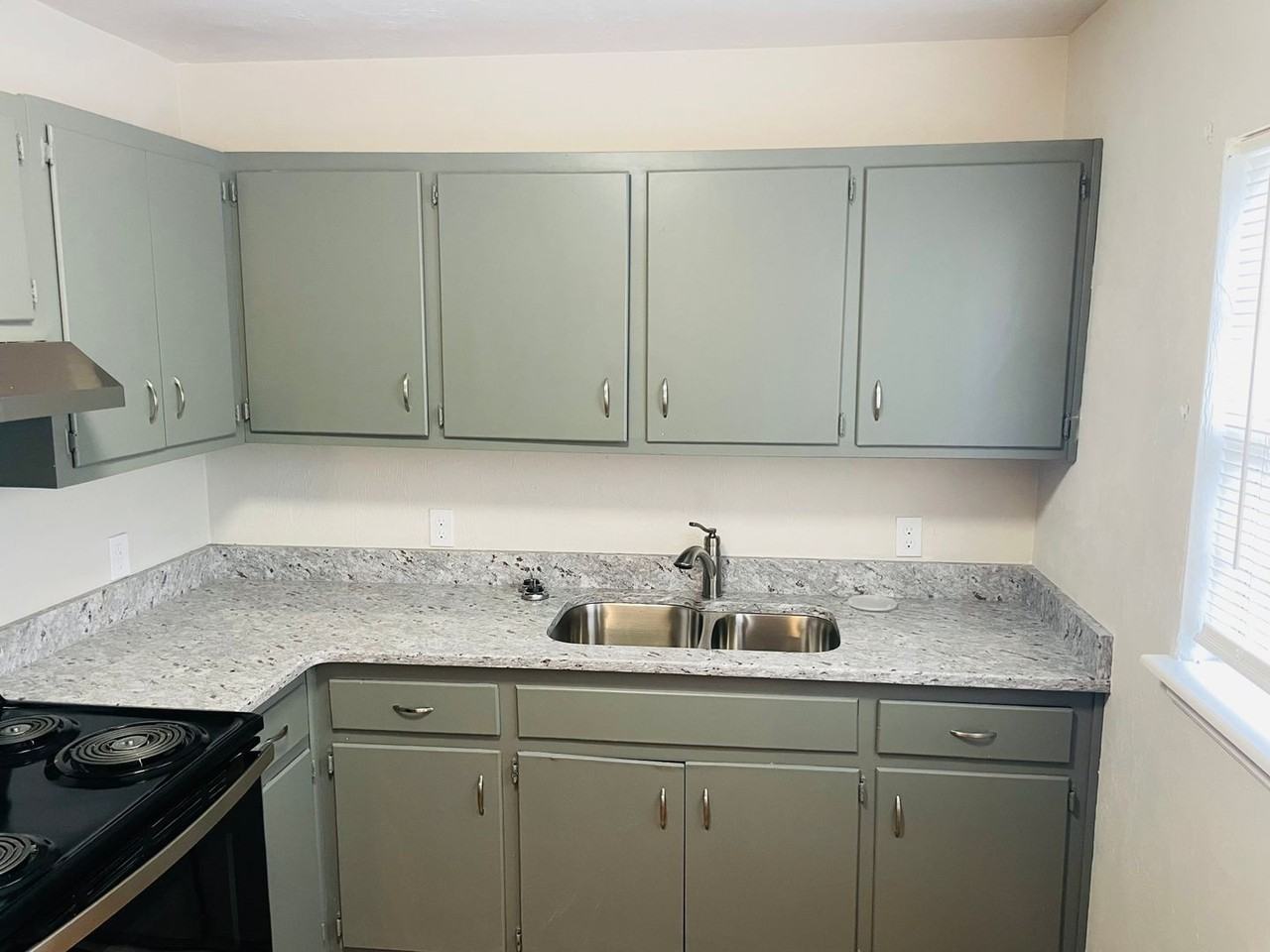 1100 Joe Louis St - Photo 5 of 17
