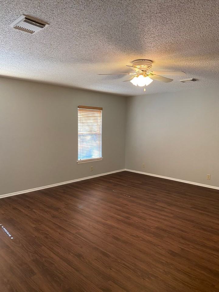 10811 Redbush Park - Photo 3 of 18