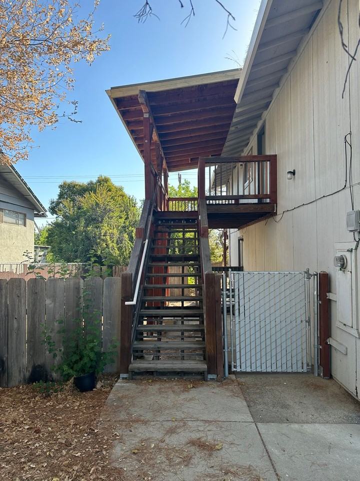 1441 Pleasant St - Photo 2 of 30