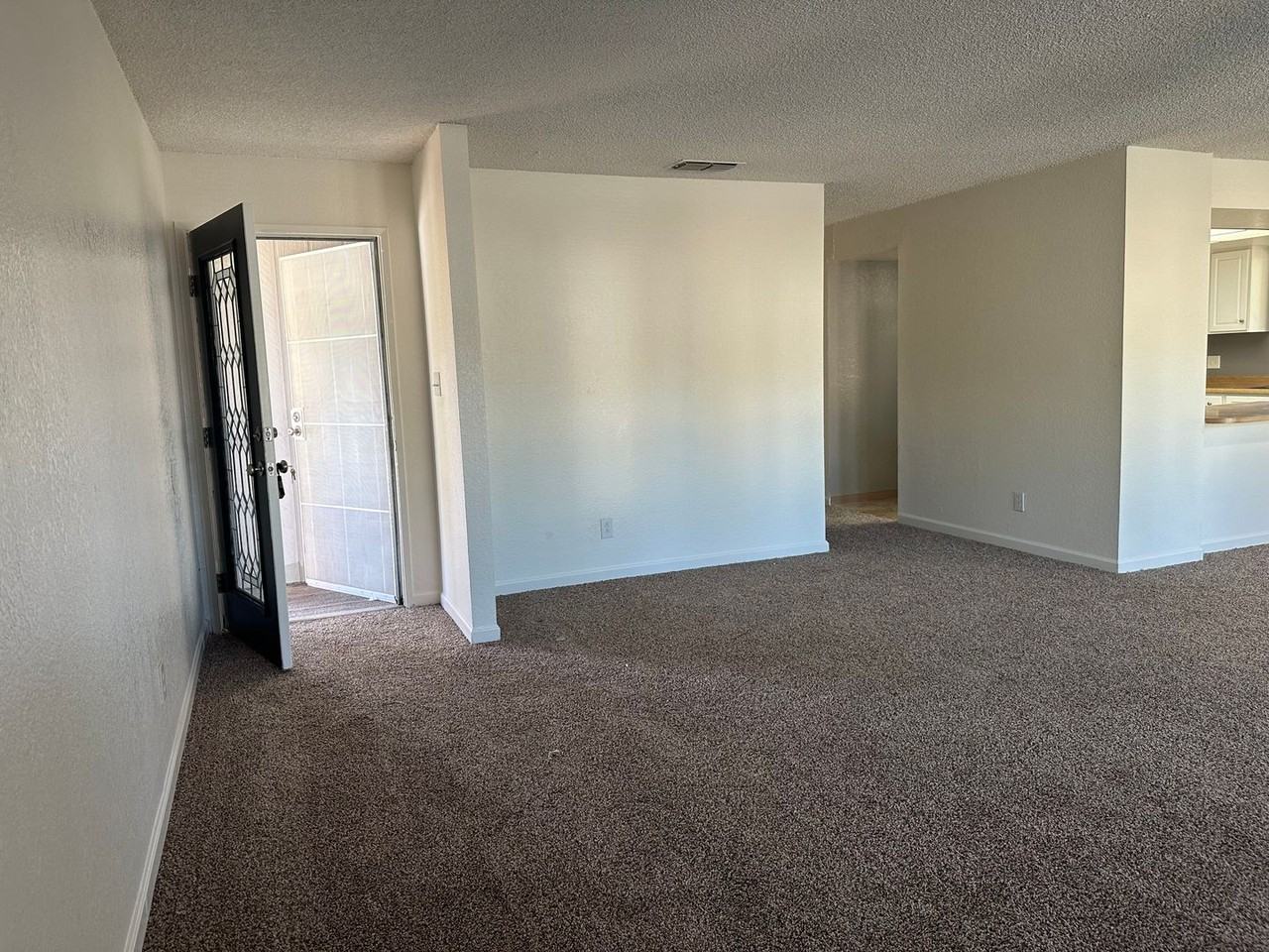 1441 Pleasant St - Photo 5 of 30