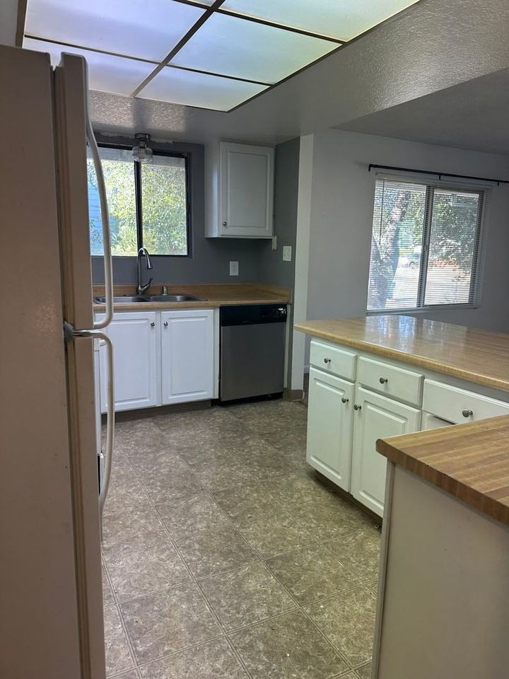 1441 Pleasant St - Photo 6 of 30