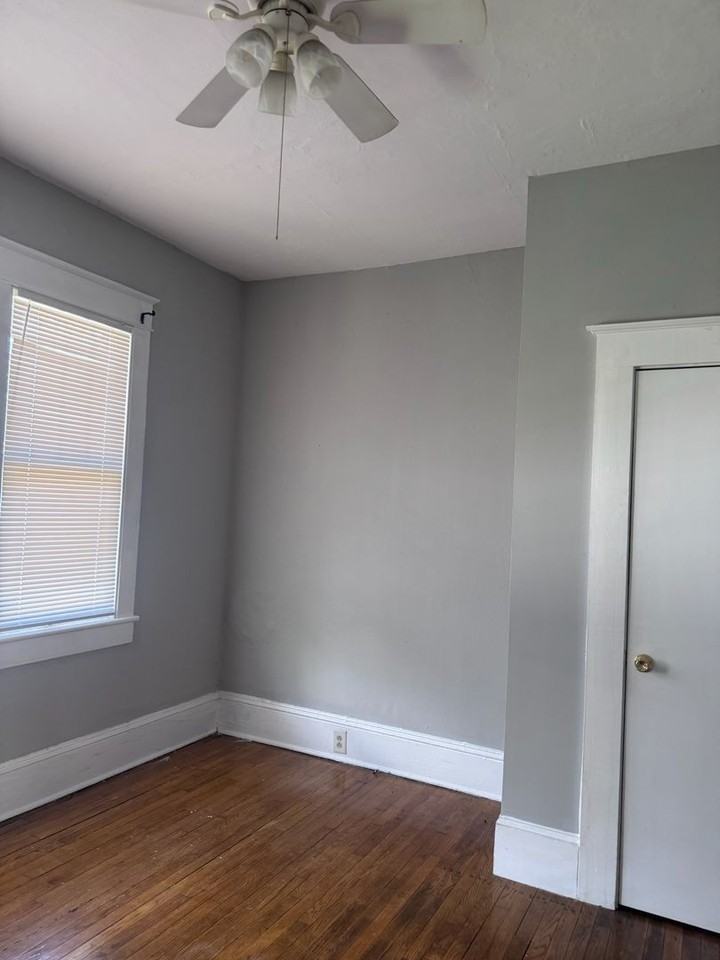 209 S Summit St - Photo 2 of 8
