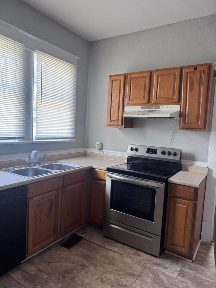 209 S Summit St - Photo 3 of 8