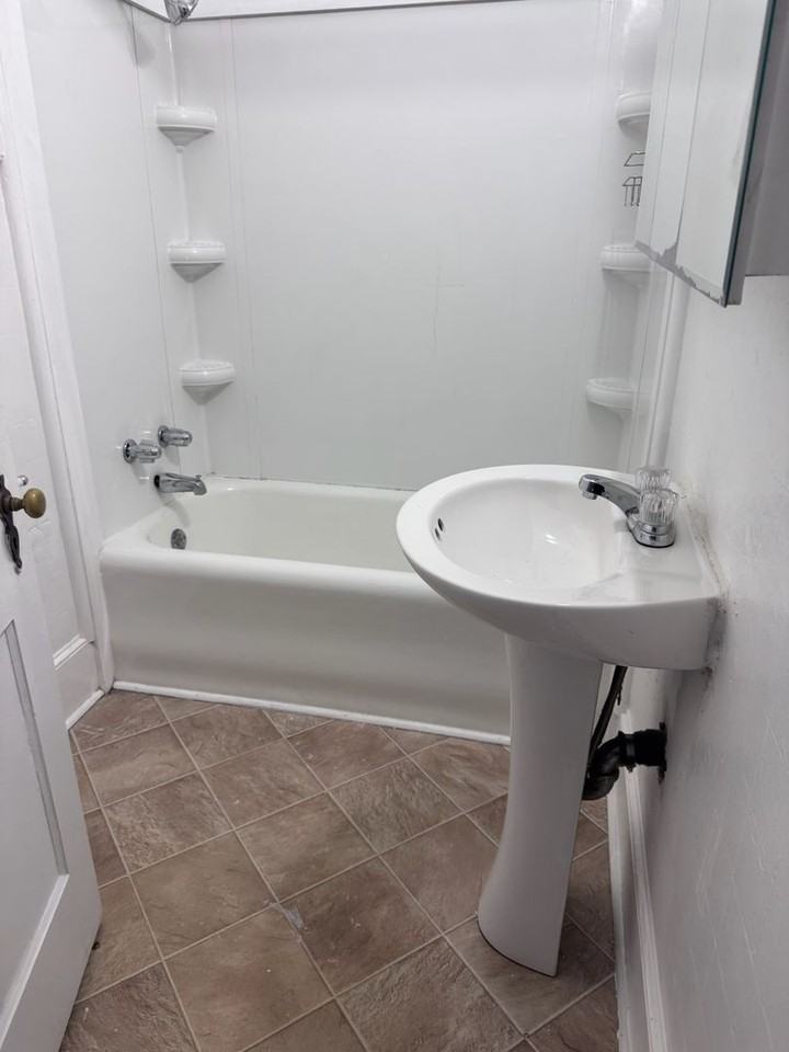 209 S Summit St - Photo 4 of 8