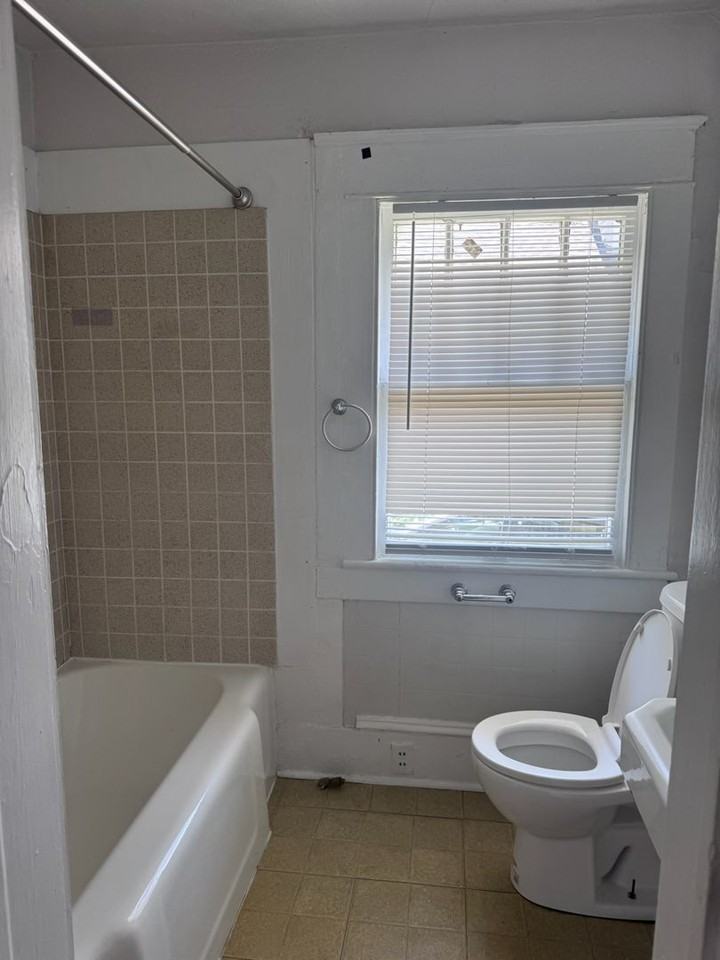209 S Summit St - Photo 5 of 8