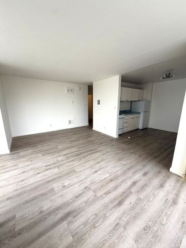 Pine-Gough Apartments - Photo 6 of 33