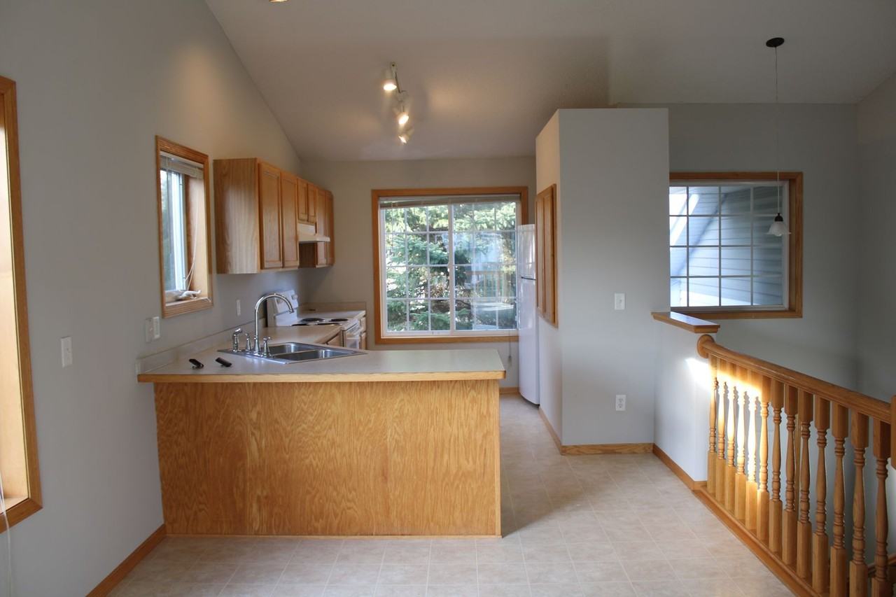 403 Meadow Ln - Photo 4 of 16