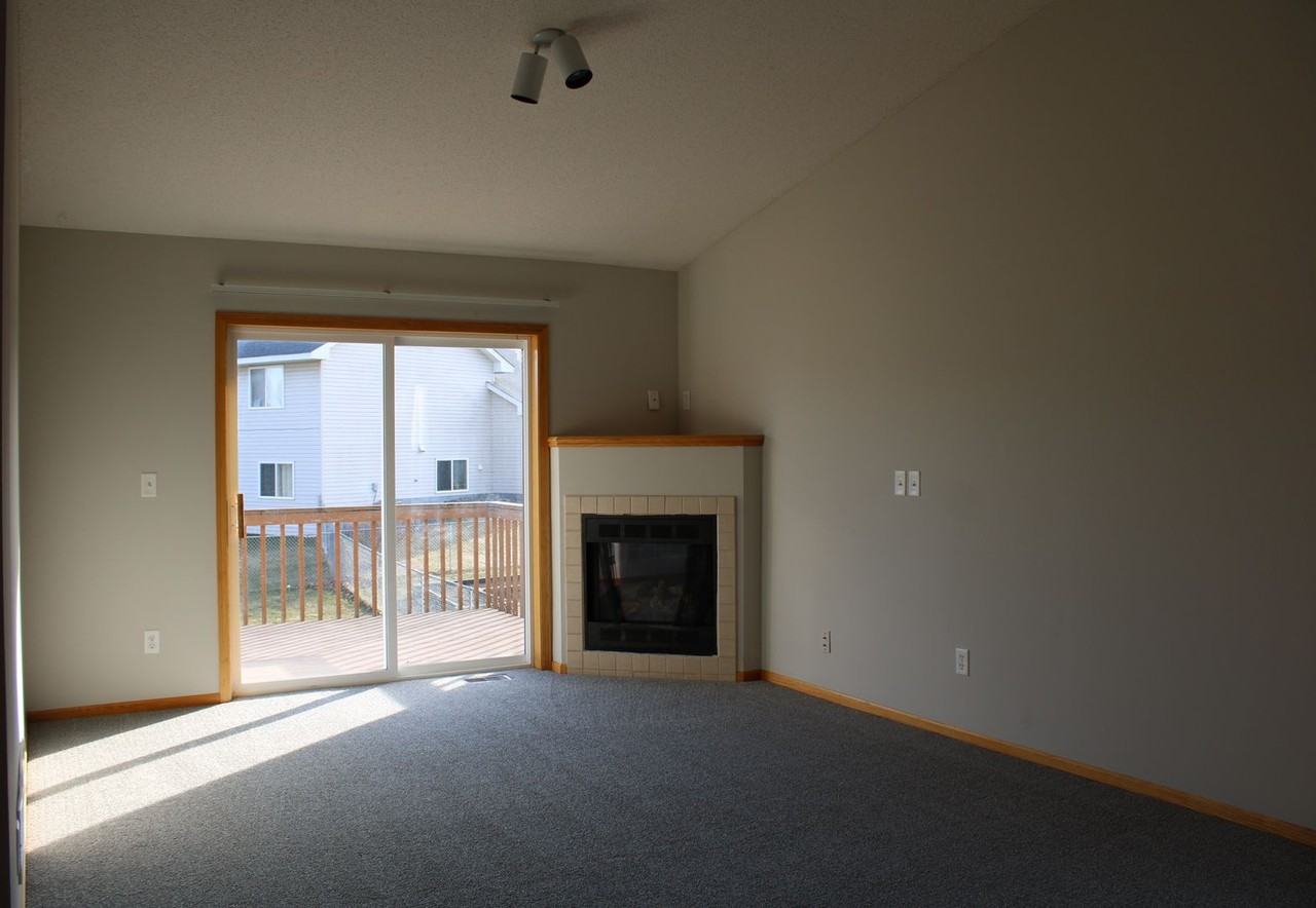 403 Meadow Ln - Photo 5 of 16