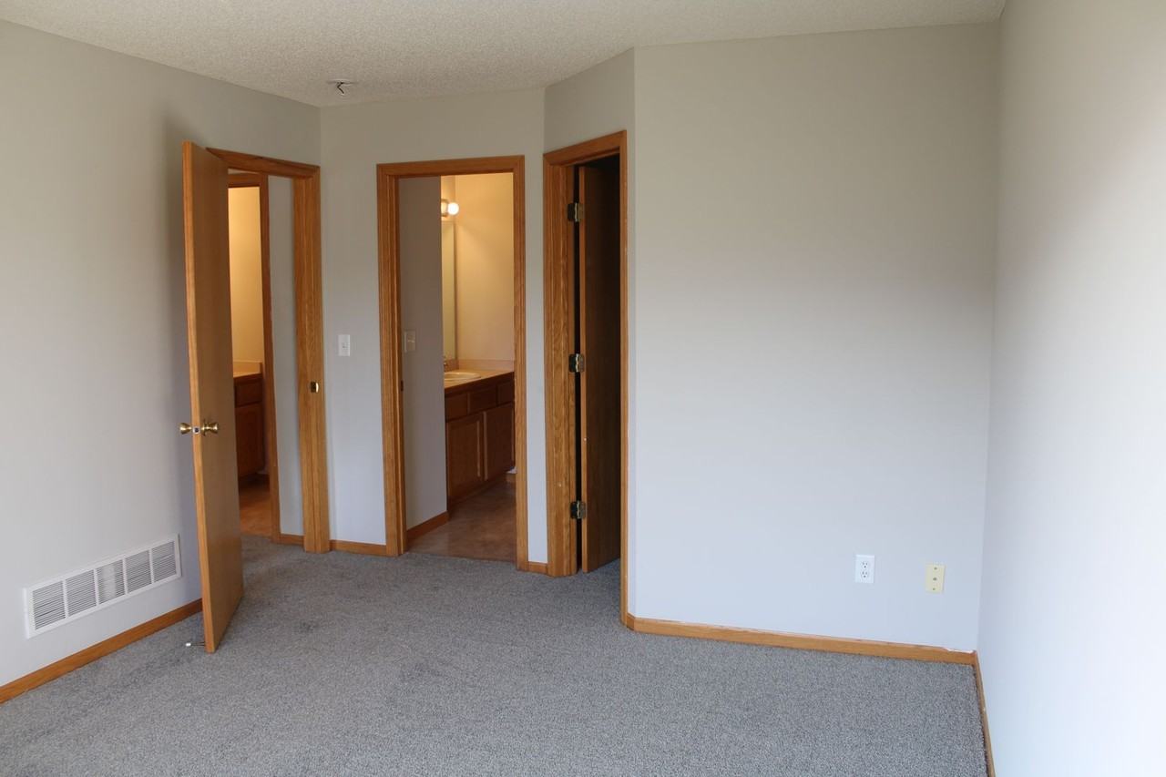 403 Meadow Ln - Photo 6 of 16