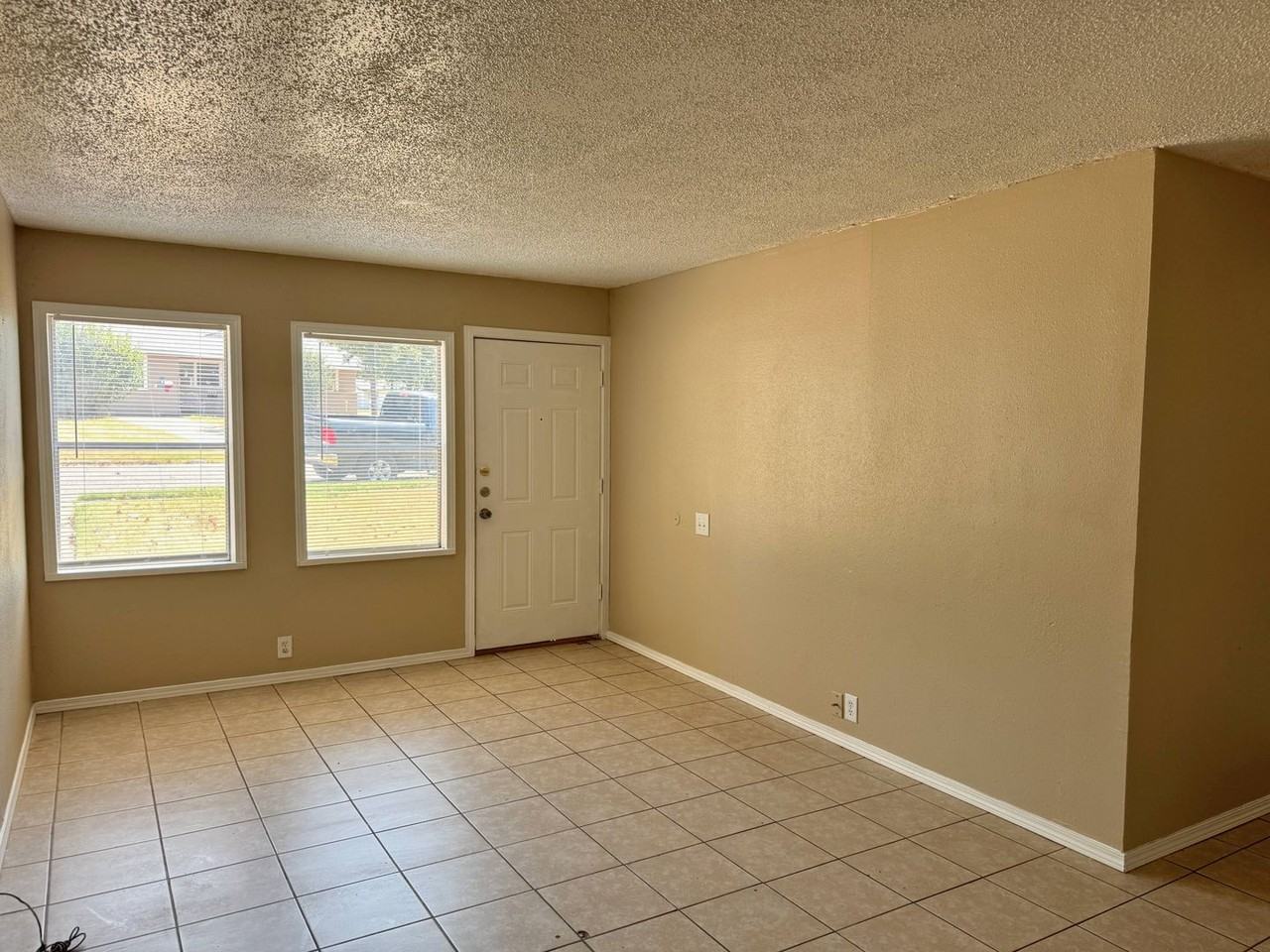 1502 Parkdale Dr - Photo 3 of 31