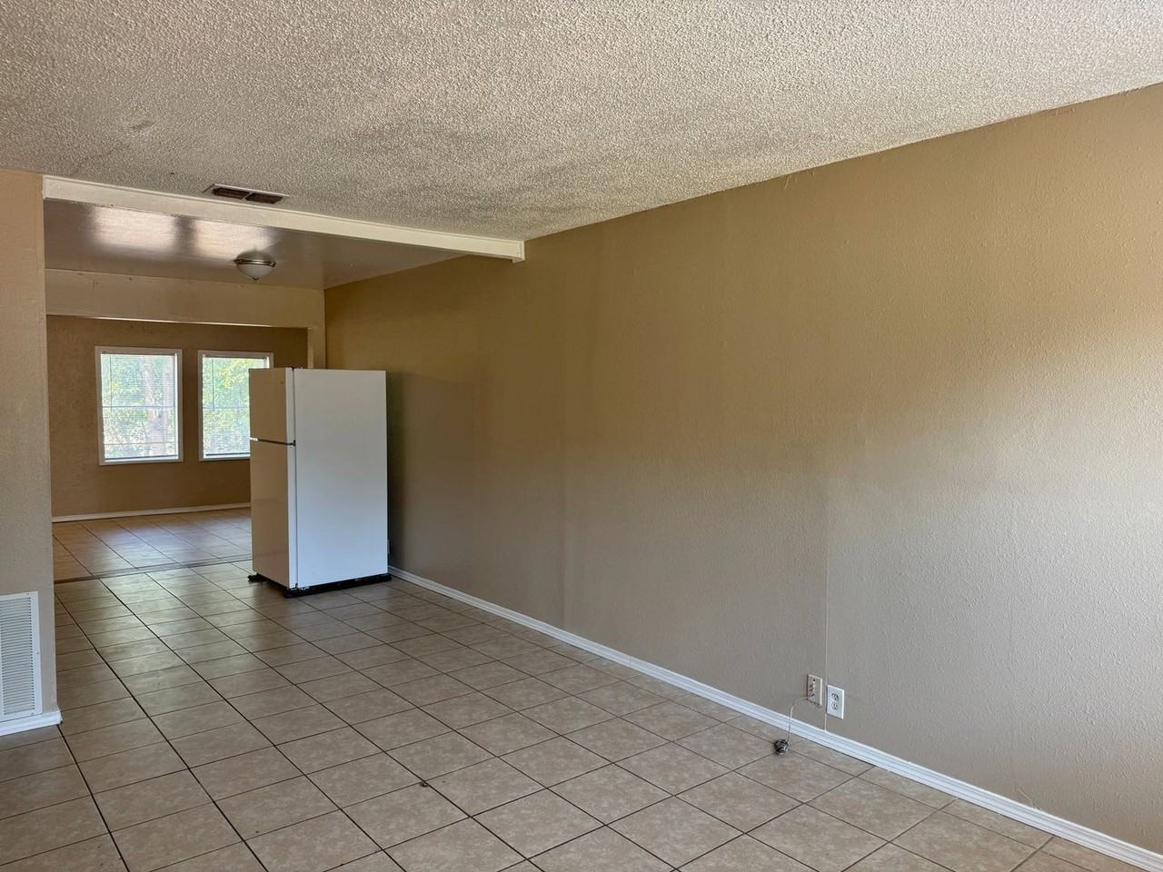1502 Parkdale Dr - Photo 4 of 31