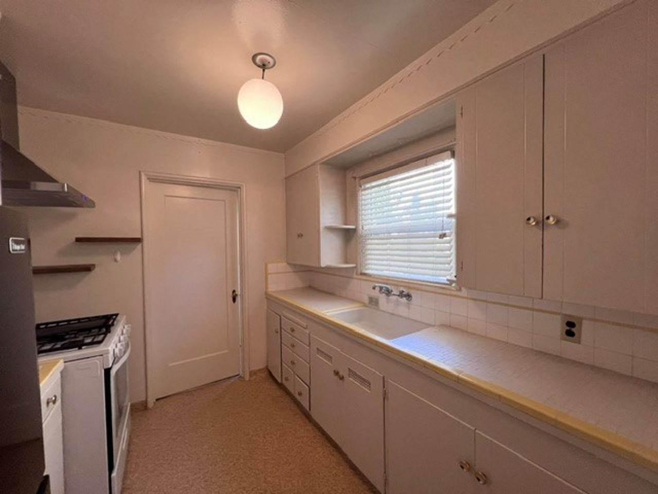 1036 10th Ave - Photo 4 of 34