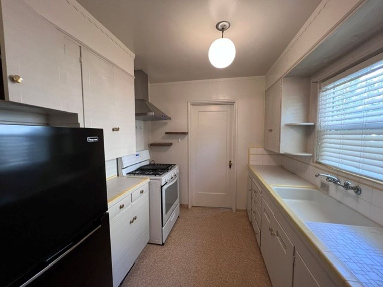 1036 10th Ave - Photo 5 of 34