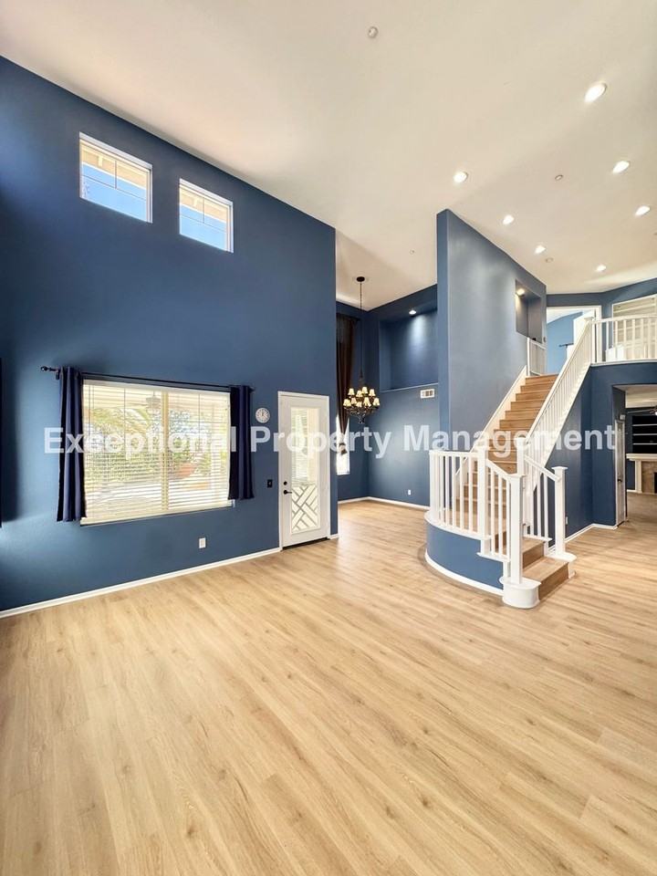 14855 Hedgerow Ct - Photo 3 of 29