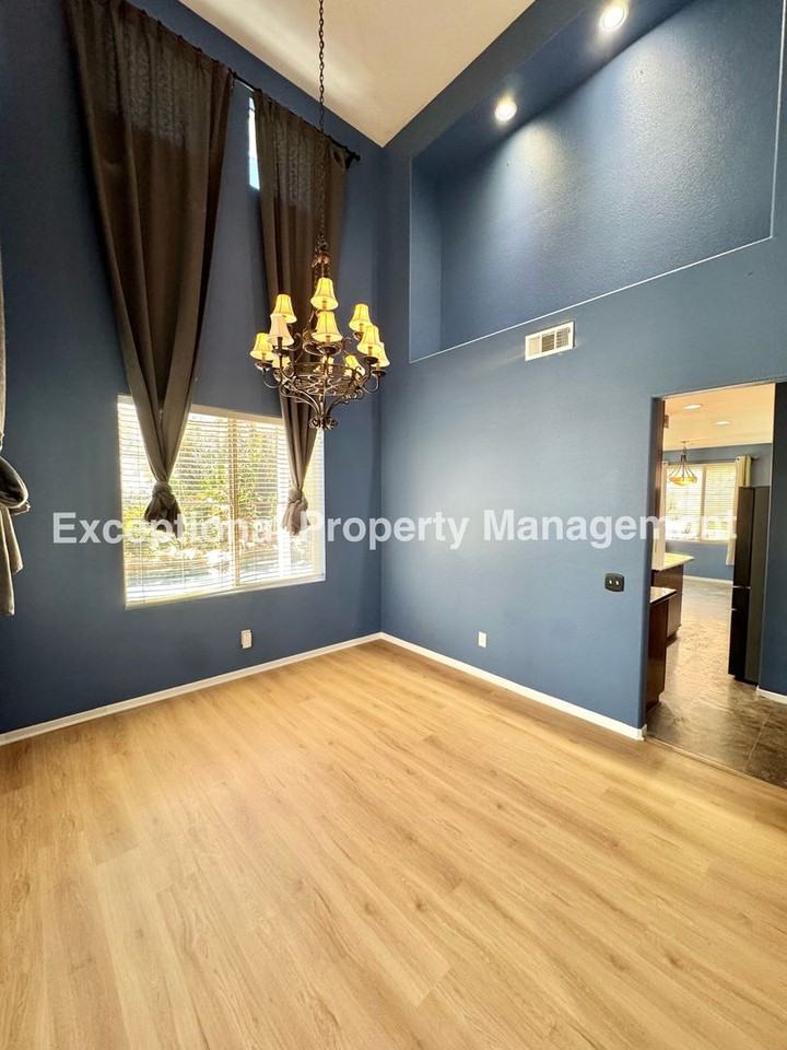 14855 Hedgerow Ct - Photo 5 of 29