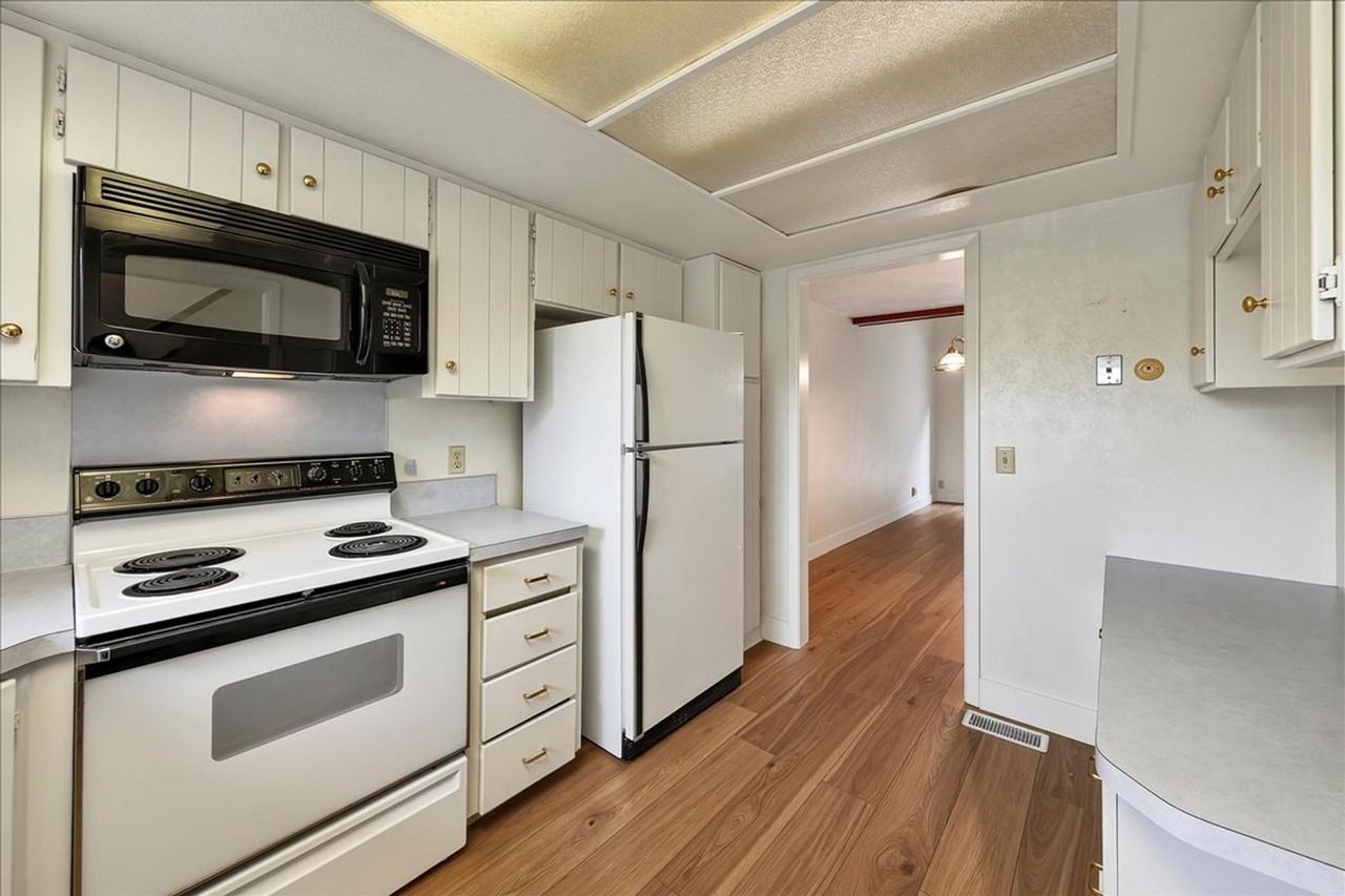 3117 S Waterbury Ln - Photo 4 of 32