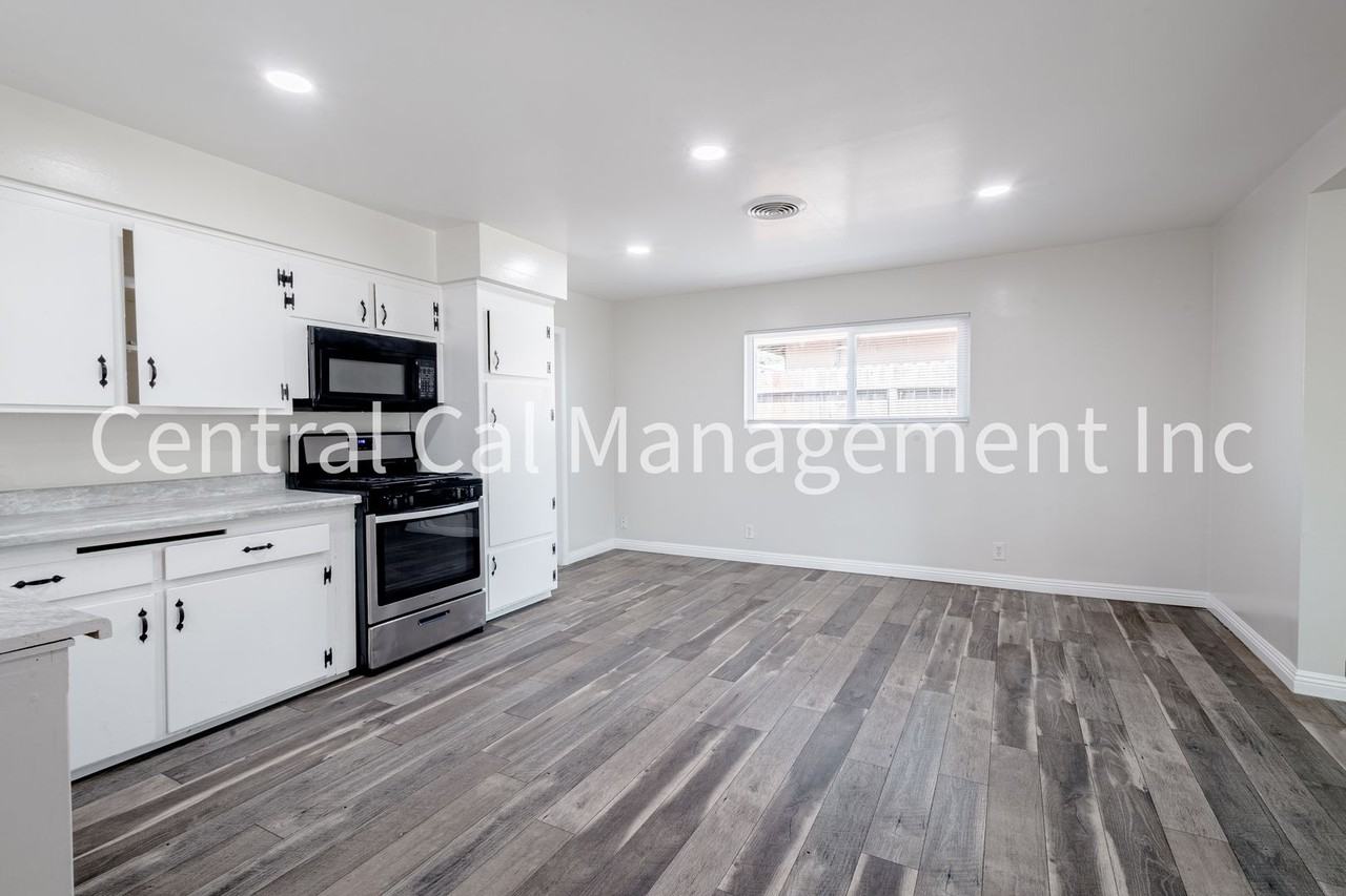 10421 Glenn St - Photo 3 of 17
