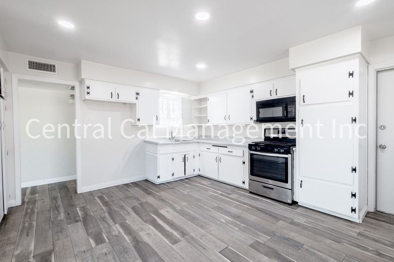 10421 Glenn St - Photo 4 of 17