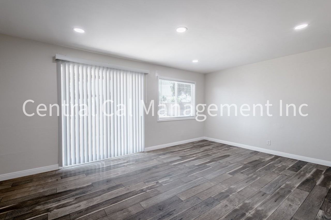 10421 Glenn St - Photo 5 of 17