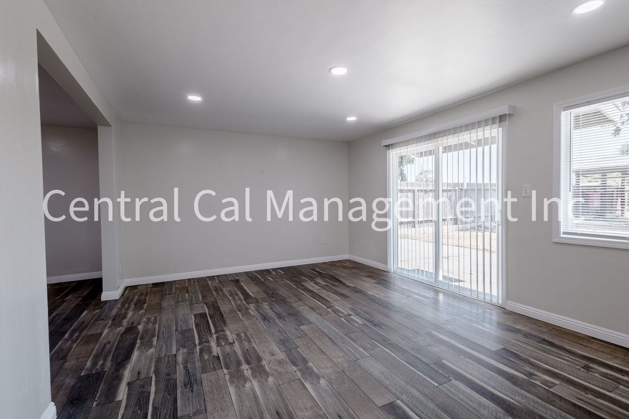 10421 Glenn St - Photo 6 of 17