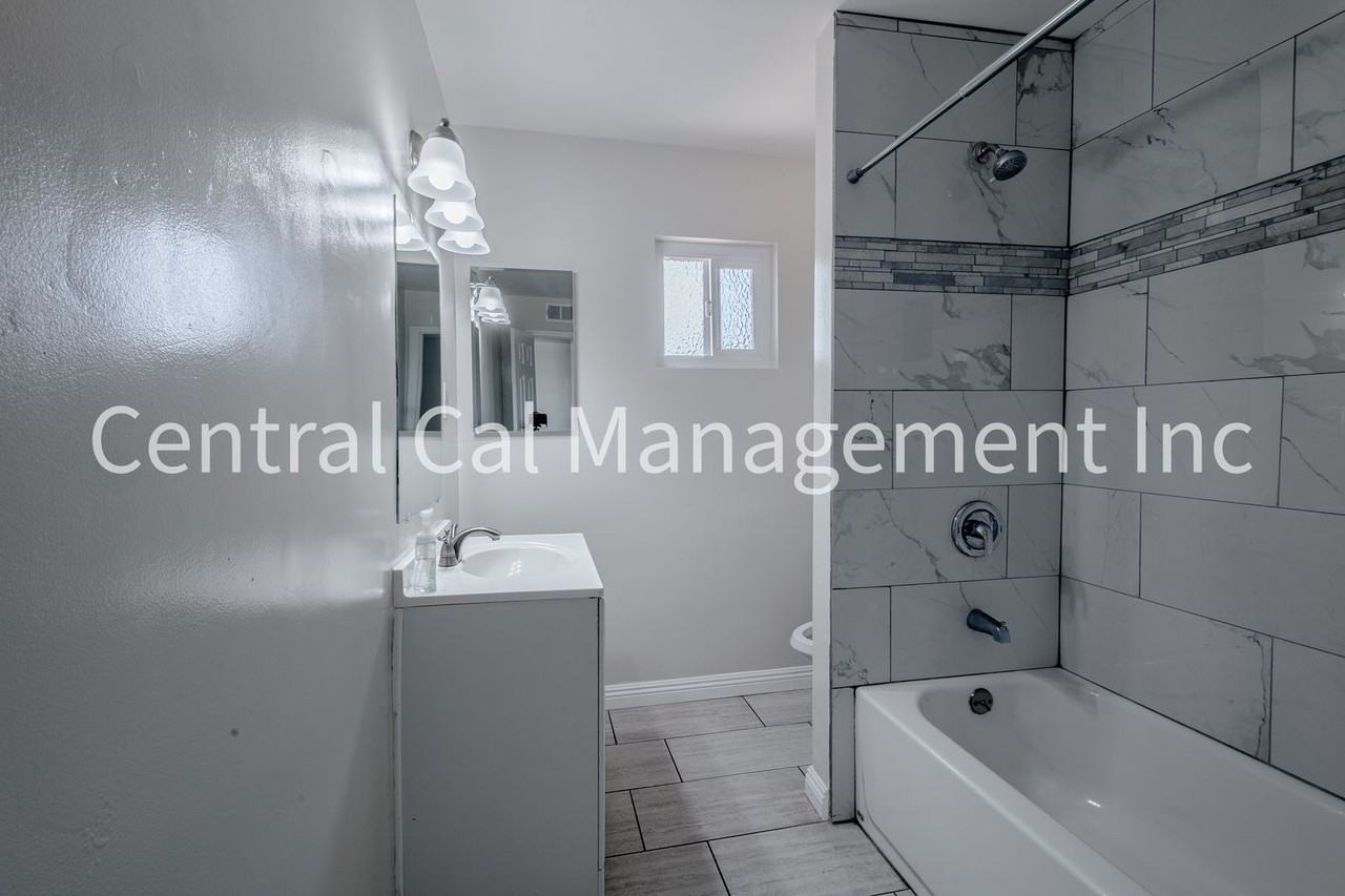 10421 Glenn St - Photo 7 of 17