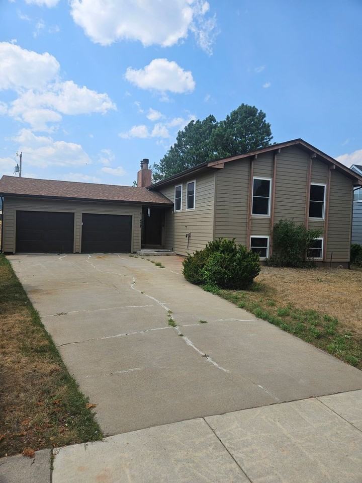427 City Springs Ln - Photo 2 of 25