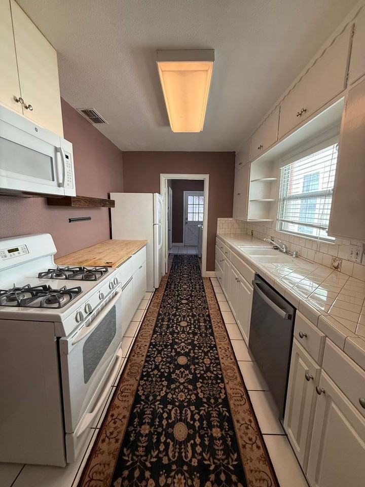 2308 N St - Photo 2 of 11