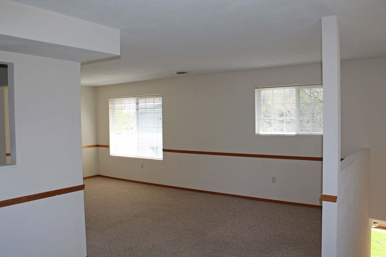 3422 Midvale Dr #2 - Photo 4 of 10