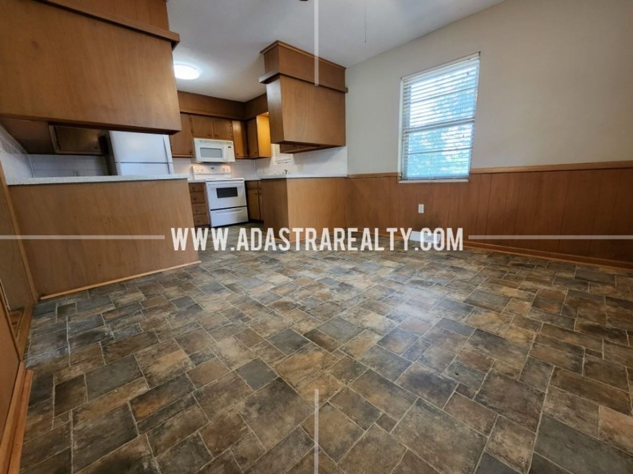 212 Brookside Dr - Photo 2 of 32