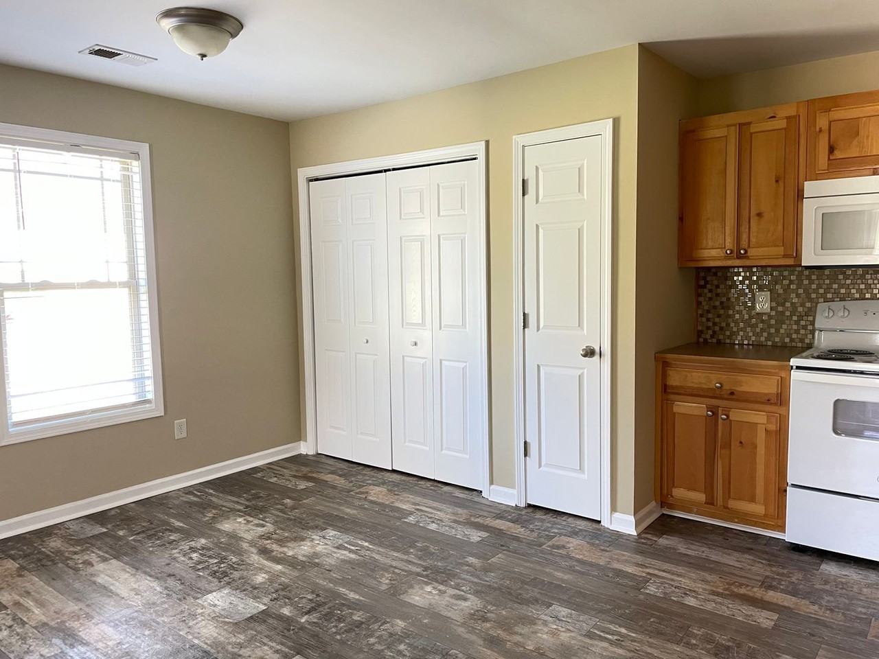 22 William Dr - Photo 6 of 10