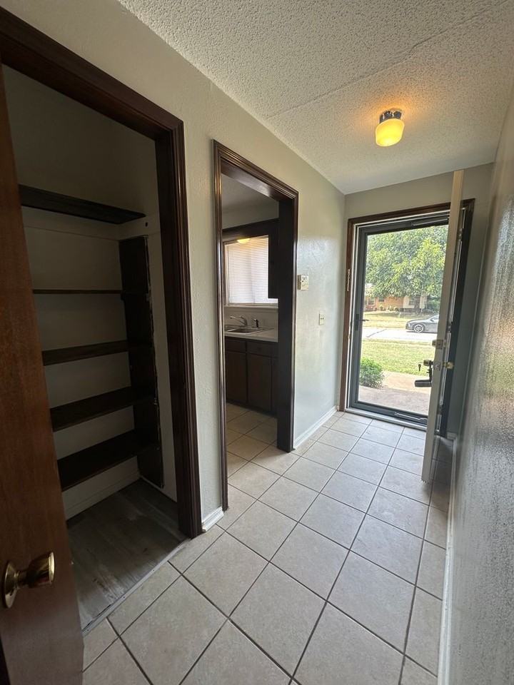 3904 Overland Dr - Photo 3 of 33