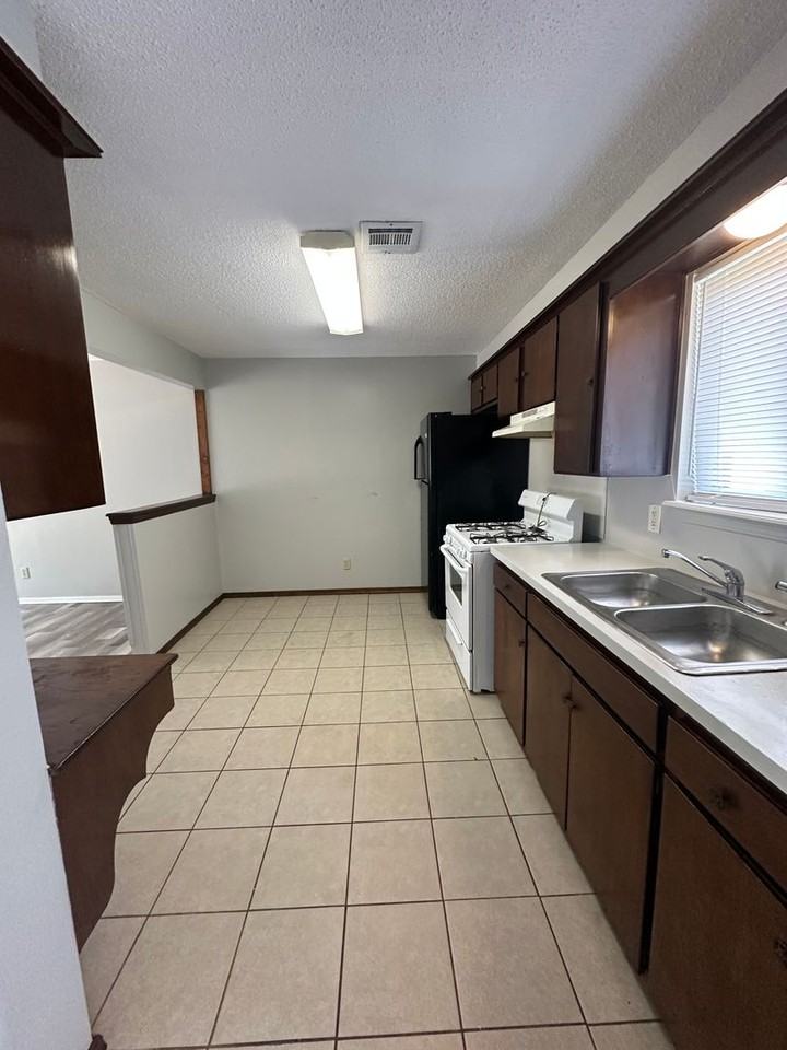 3904 Overland Dr - Photo 5 of 33