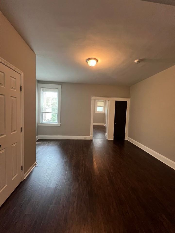 1329 Homestead St - Photo 4 of 20